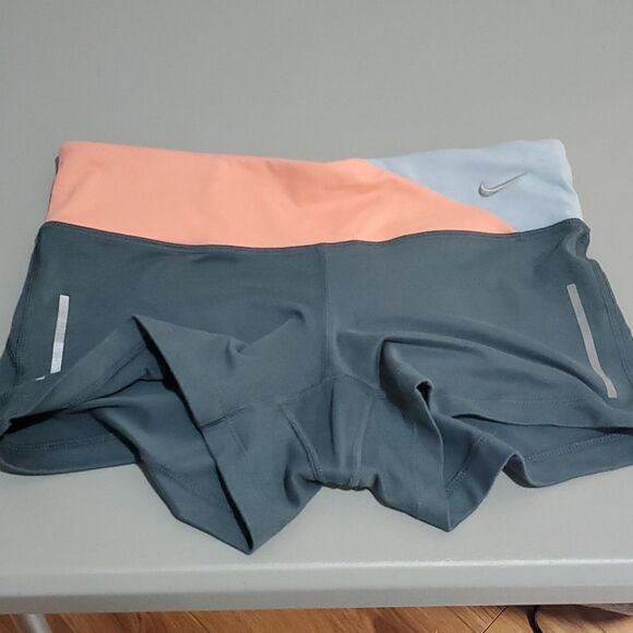 Nike grey and pink small athletic shorts - Picture 5 of 7